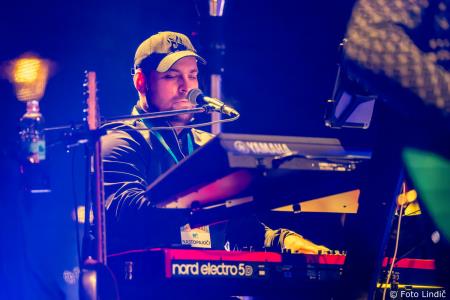 Temperamentna Tanja Žagar je razgrela kamniško publiko za najdaljšo noč v letu in silvestrovanje v centru Pravljičnega Kamnika (8)